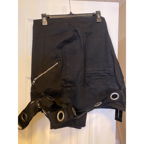 Edgy Grommet Belted Skinny High Waist Jeans - Picture 6 of 6